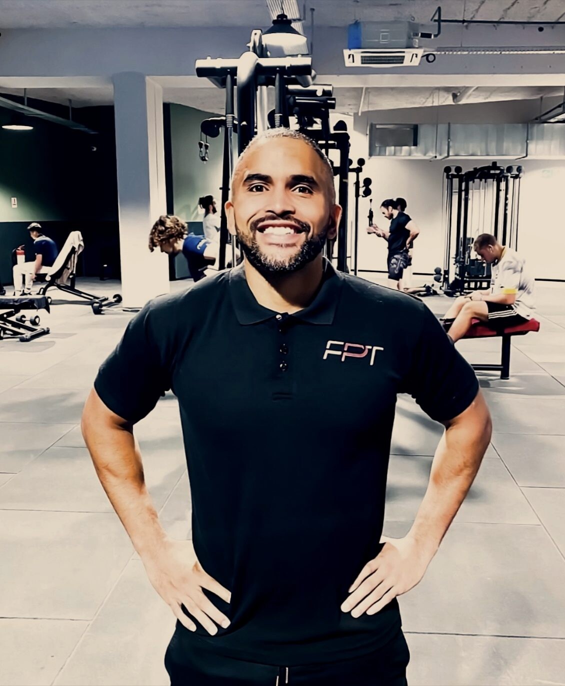 Manu, coach sportif diplômé BPJEPS AF, en salle de sport
